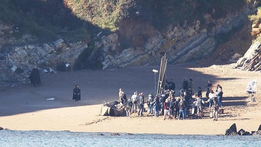 Tyrion y Sir Davos graban &quot;Juego de Tronos&quot; en una Barrika &quot;blindada&quot;