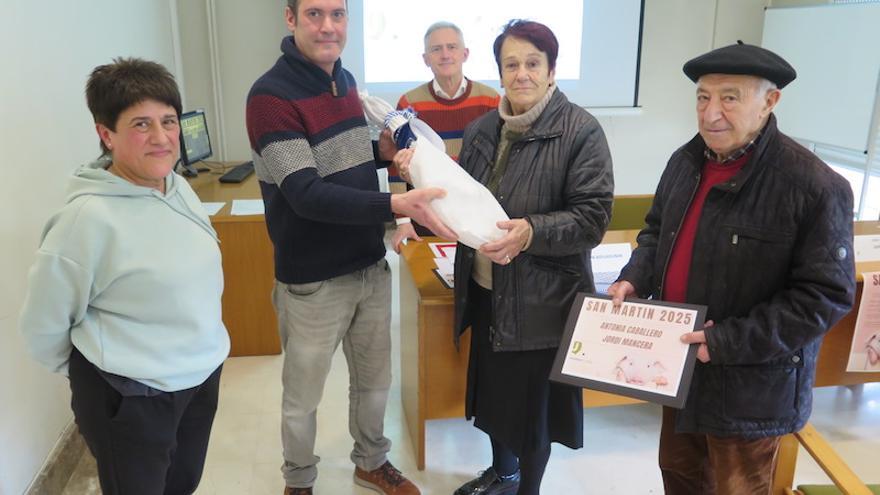 Jordi Mancera, con los vecinos del barrio San Martín y el alcalde Jon Luqui.