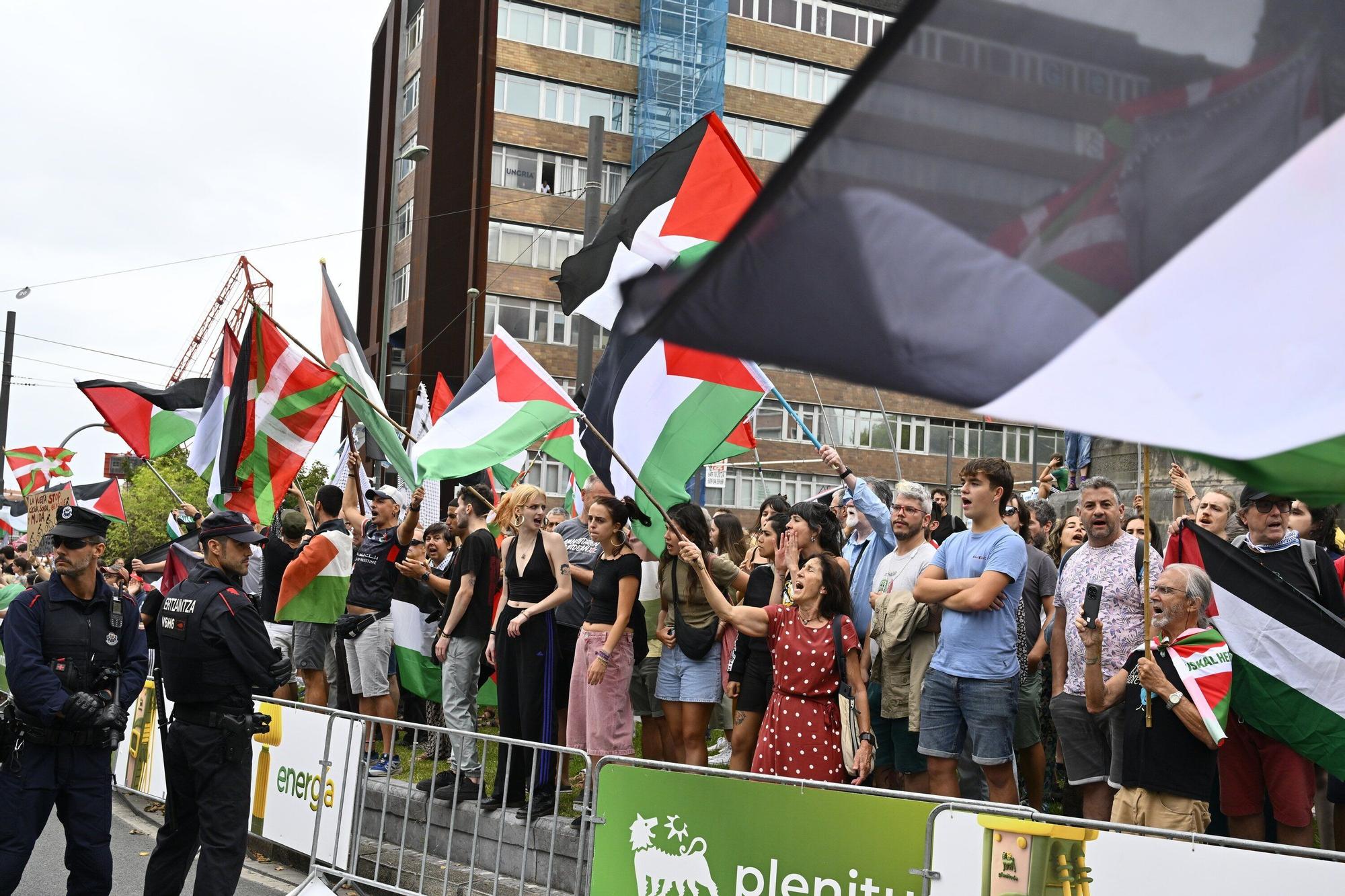 En imágenes: protesta contra el Israel al paso de la La Vuelta por Bilbao