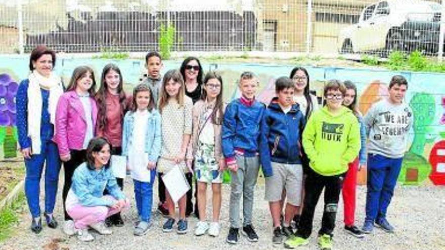 Soledad Aragón con alumnado que ha hecho el mural.