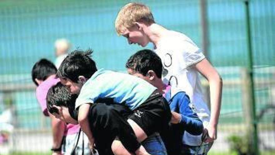 Niños jugando en un udaleku de la Diputación