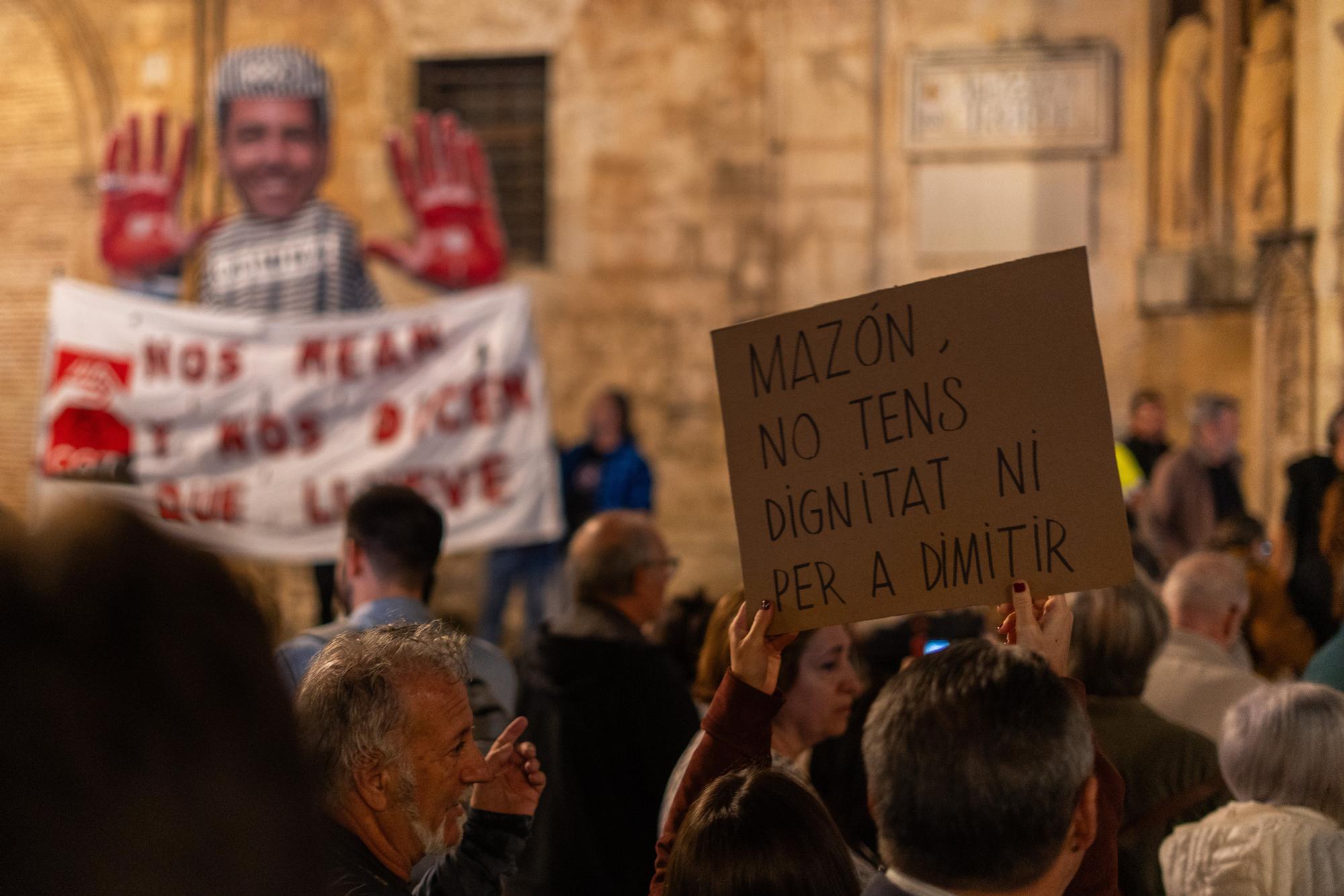 Una concentración ciudadana en València celebra la marcha de Mazón