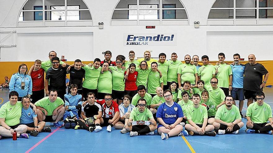 06. Beste Bira. El club de atletismo Beste Bira de Loiu se fundó en 2017 y desde entonces no ha parado de crecer y de impulsar la pasión por el atletismo en toda la comarca de Txorierri. El equipo de veteranos M50 del club no ha parado de subirse al podio este año: consiguió dos títulos estatales en apenas un mes.

07. Ciclocross de Lezama. La prueba deportiva organizada por Zorribike Lezamako Txirrindulari Kirol Taldea es todo un referente en la comarca que este año celebrará su decimoquinta edición. En la actualidad, Zorribike cuenta con un centenar de socios.

08. Voluntarias del banco de alimentos de Zamudio. Desde hace una década, cinco mujeres de la Asociación Lagunandre de Zamudio se encargan de colaborar con el banco de alimentos de la localidad. Así ayudan a 59 familias y 172 personas del municipio.