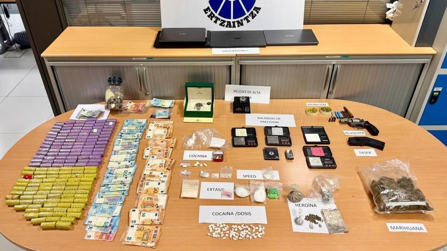 Encuentran un revolver con munición al desmantelar dos narcopisos en Bilbao