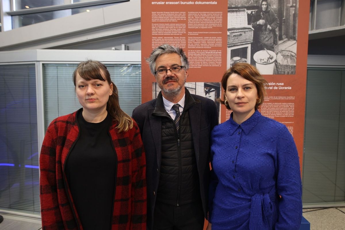 Olesya Dronyak e Iryna Gurkalo, de la Asociación Ucrania-Euskadi, con Eduardo de Ocampo, del Instituto Nacional Auschwitz Birkenau.