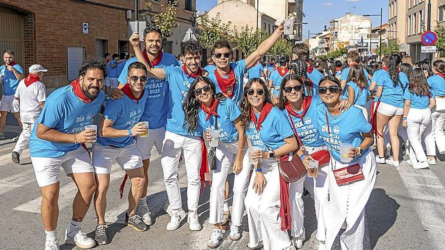 Un grupo de amigos con las camisetas del Día de las Peñas posa para nuestra cámara.