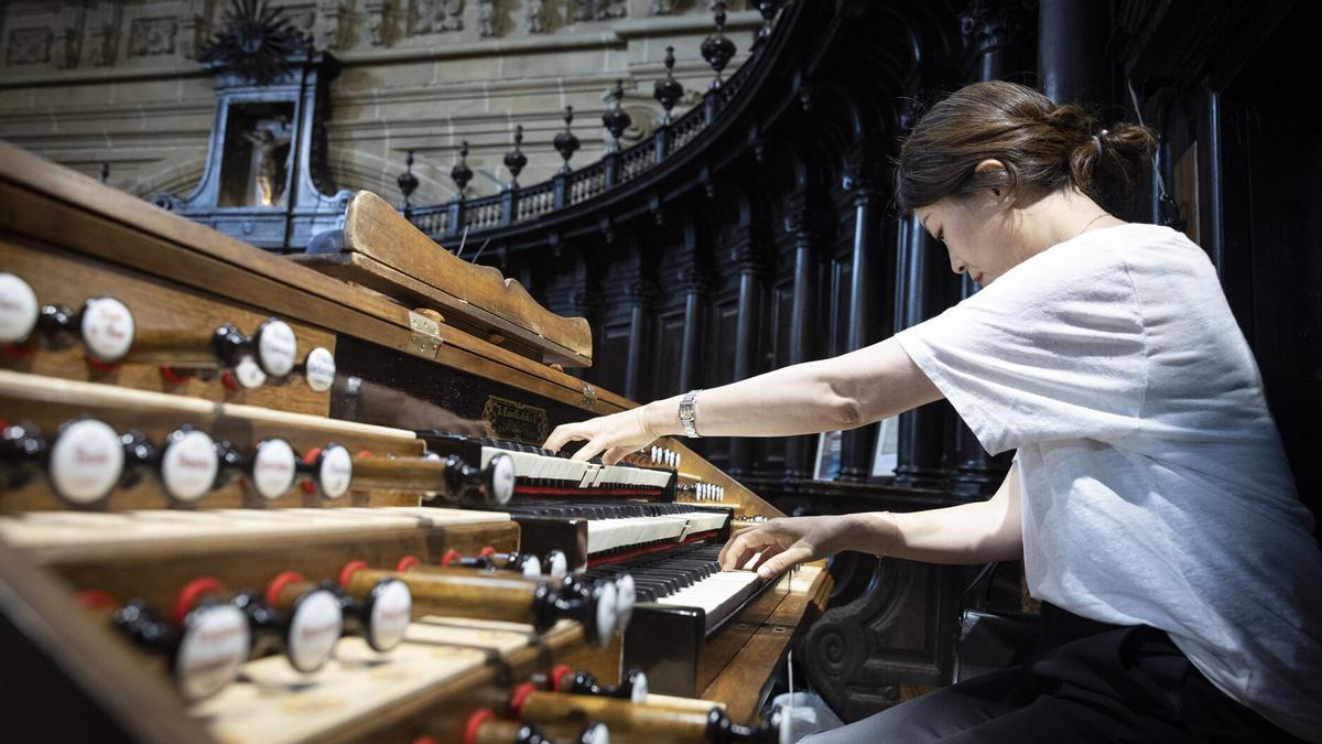 La organista surcoreana Shin-Young Lee, en el órgano de la basílica de Santa María del Coro.