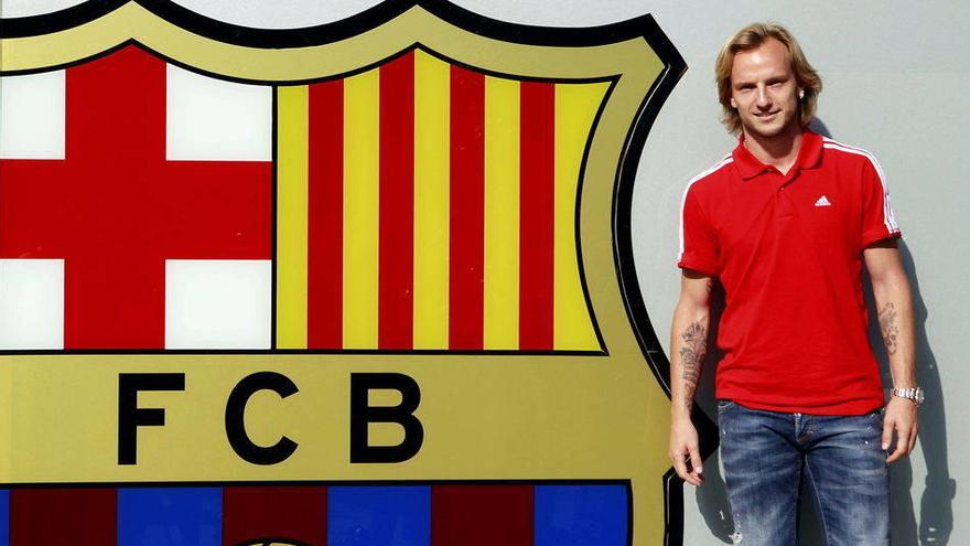 Rakitic ya posa junto al escudo del Barcelona