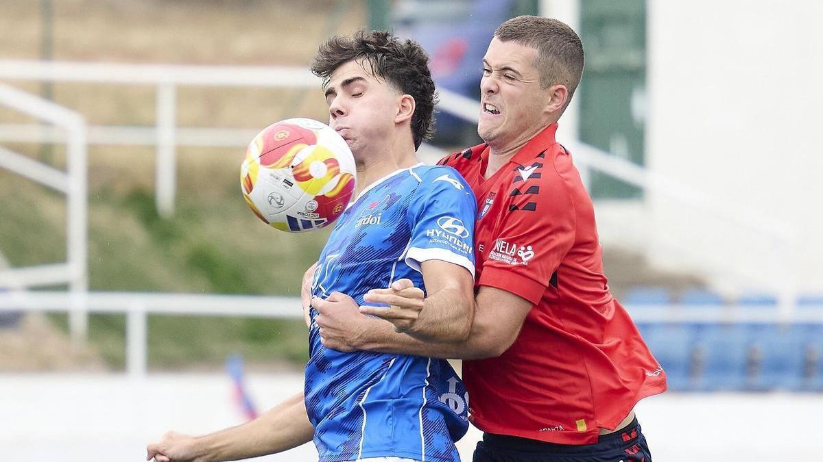 Gurpegui guarda el balón ante Ciganda.