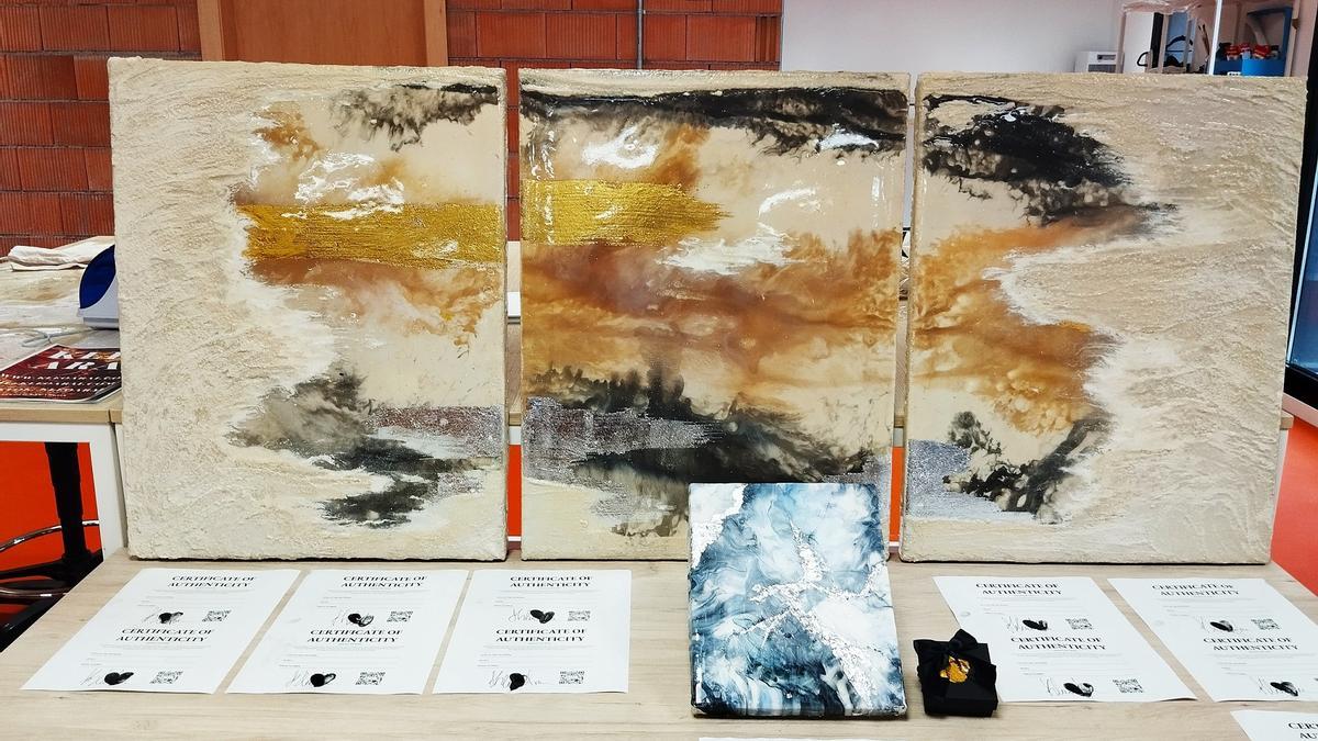 Un tríptico y los certificados de autenticidad