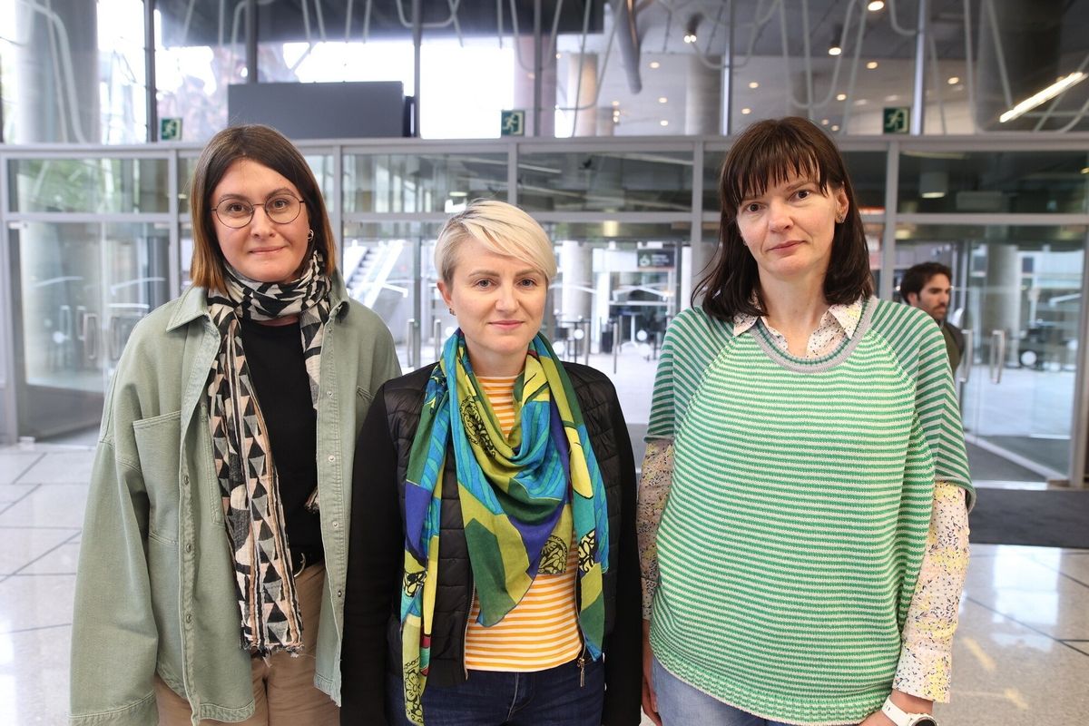 Olha Zamar, Maryna Pavliyenko y Yulia Samofalova tomaron parte en la visita colectiva a la muestra que ofrece el Euskalduna.