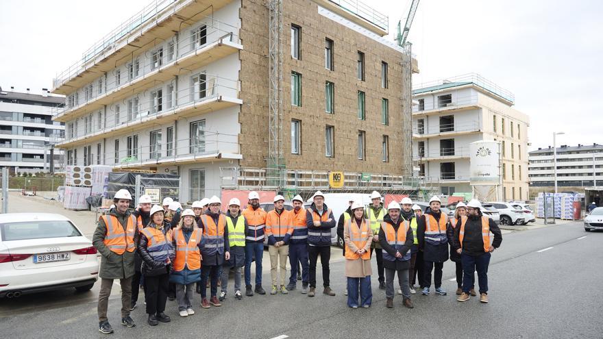 Fotos de la visita a las viviendas en Mugartea, primera promoción de alquiler asequible