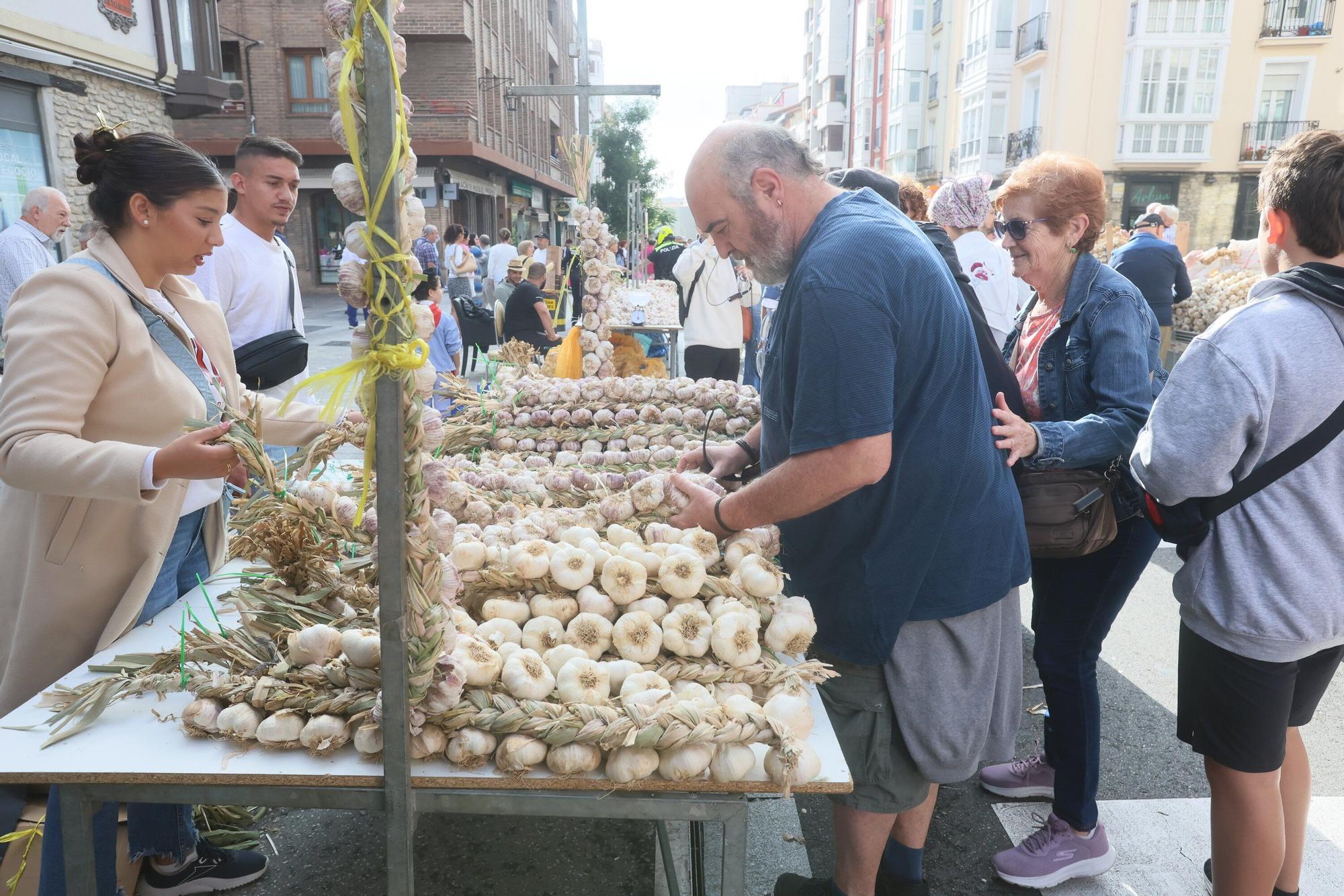 En imágenes: La feria de ajos atrae a los vitorianos un año más