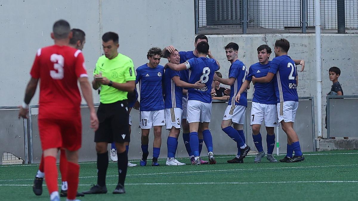 Los jugadores del Txantrea celebran uno de los goles.