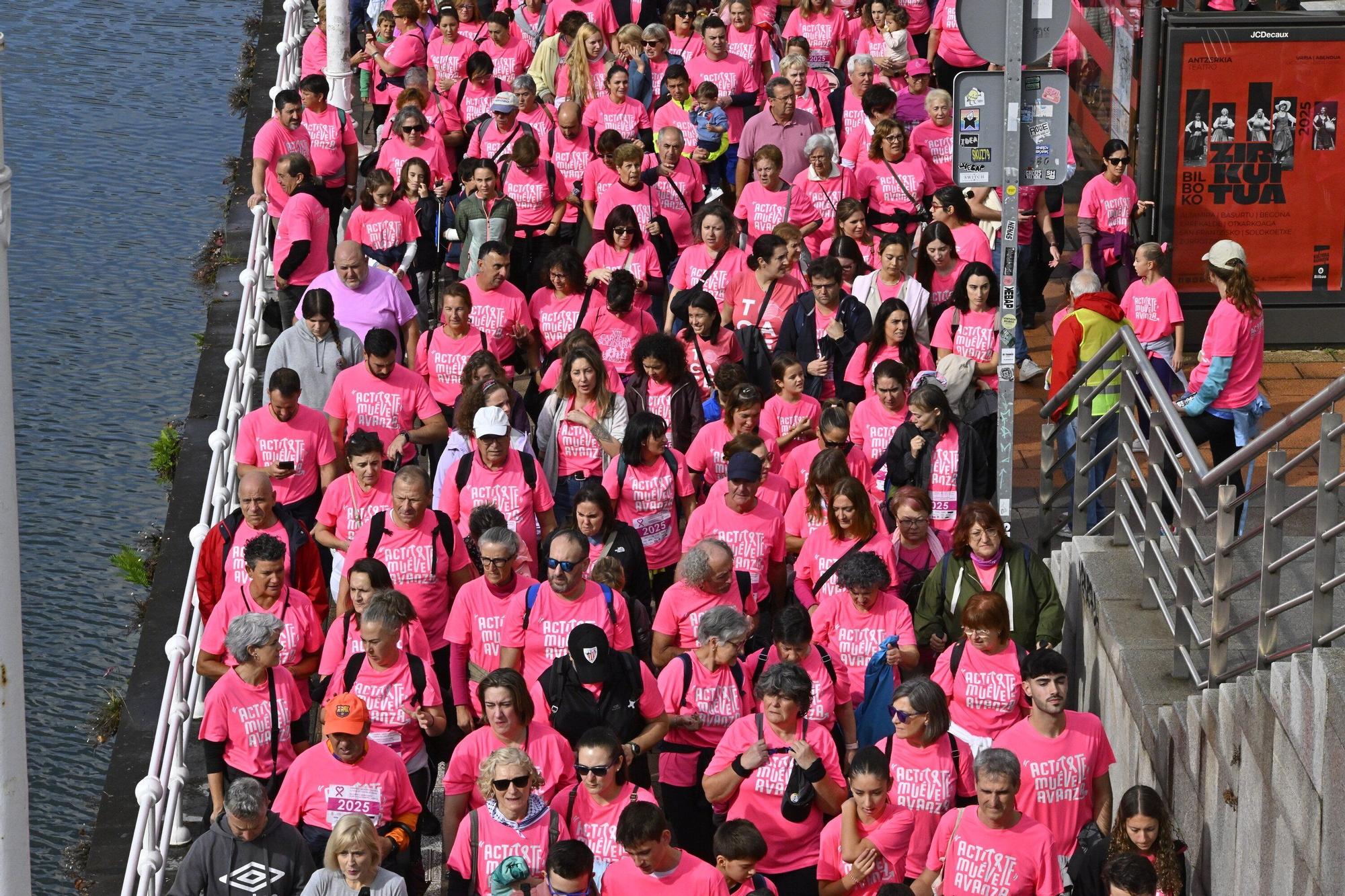 En imágenes: los paraguas tiñen la marea rosa de Bilbao