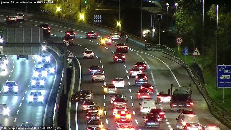 Retenciones por un accidente en la A-8, antes de las curvas de Zorrotza, en sentido Cantabria