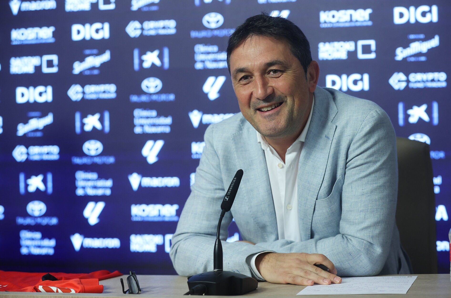 Fotos de la presentación de Sheraldo Becker como jugador de Osasuna