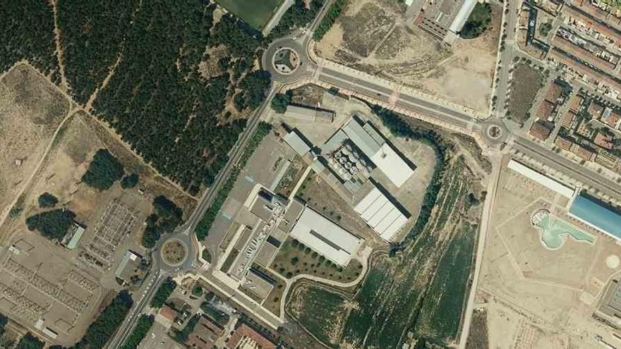 Vista aérea de las instalaciones de la UPNA (izquierda) y su futura ampliación en la Cooperativa de Labradores (derecha).