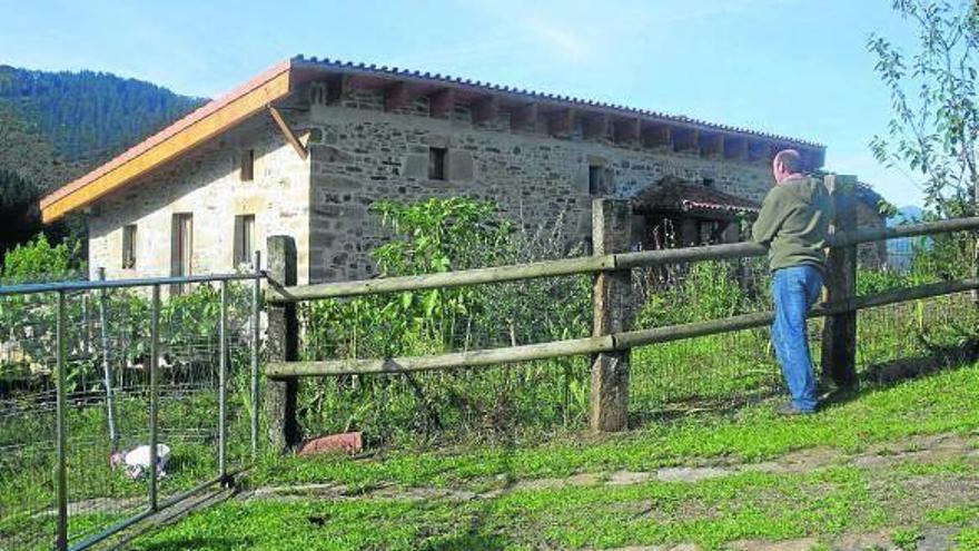 Ángel Varona contempla su caserío de Zokita, que no recibe suministro de agua ni luz corriente.
