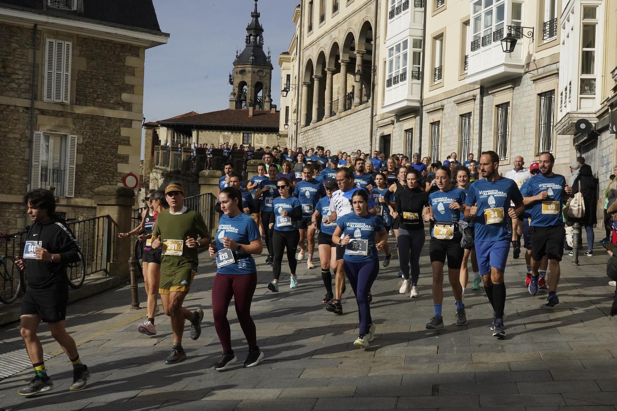 En imágenes: Miles de personas conquistan la Almendra de Gasteiz