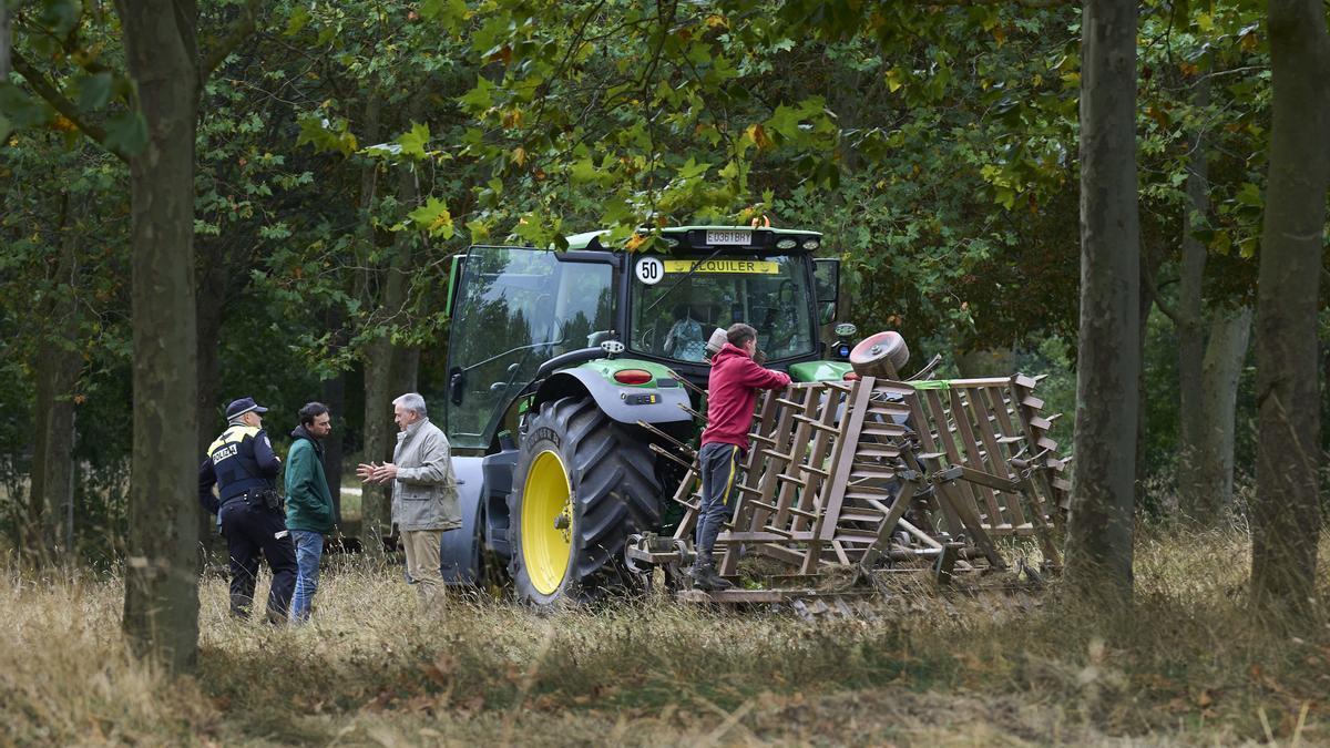 Un tractor contratado por el Ayuntamiento de Vitoria alisa la hierba de la campa de Olarizu ante la huelga de la empresa adjudicataria desde hace cinco meses del mantenimiento de los jardines
