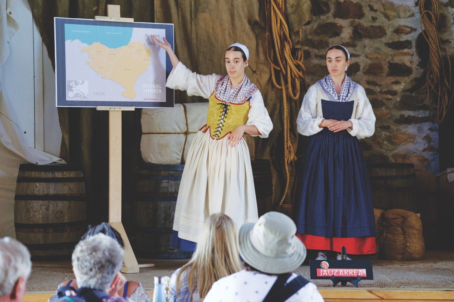 Dos voluntarias ofreciendo explicaciones en euskera que luego traducen al inglés o al francés.