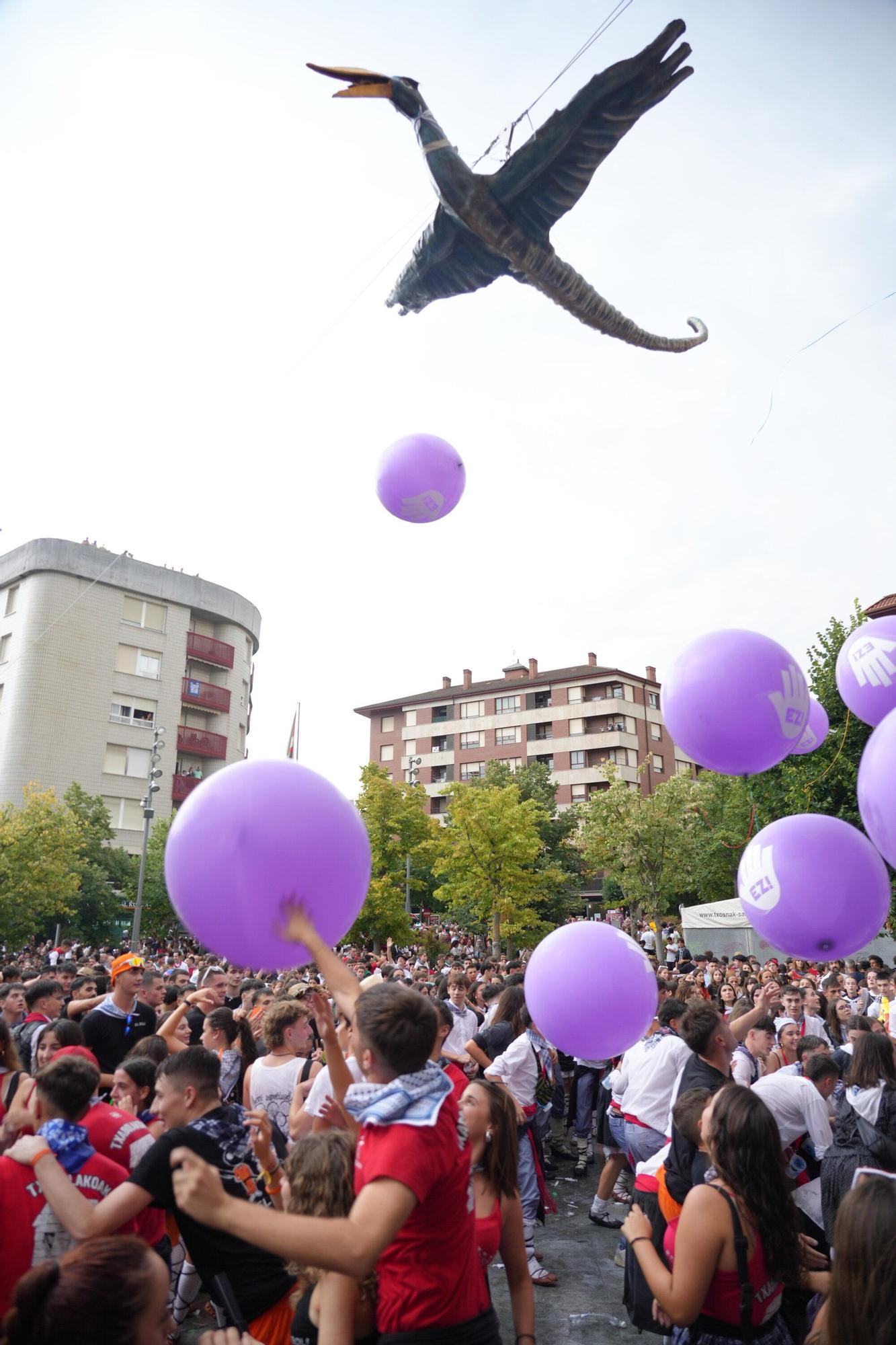 En imágenes: La bajada de Iguarrako enciende la fiesta en Amurrio