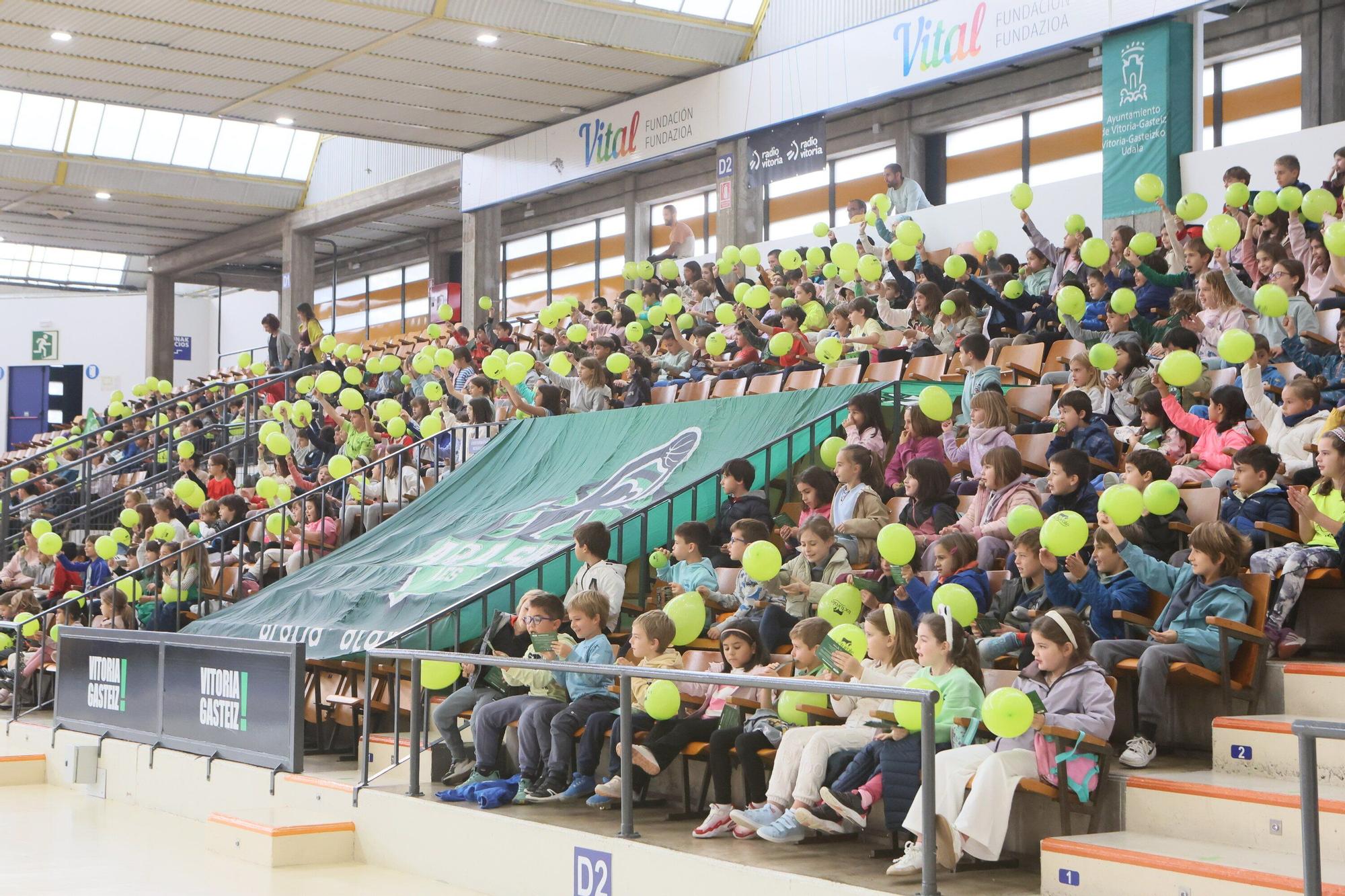 En imágenes: Entrenamiento del Araski en Mendizorroza con alumnos de Olabide