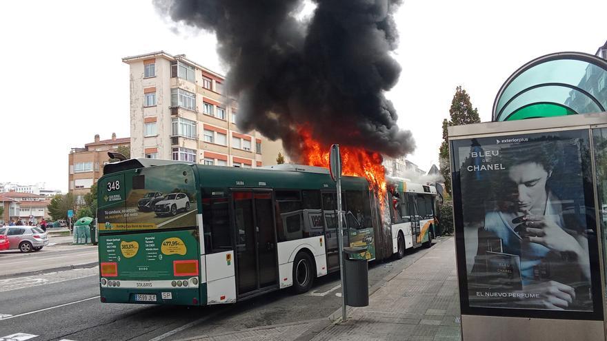 Fotos de la villavesa ardiendo en Berriozar