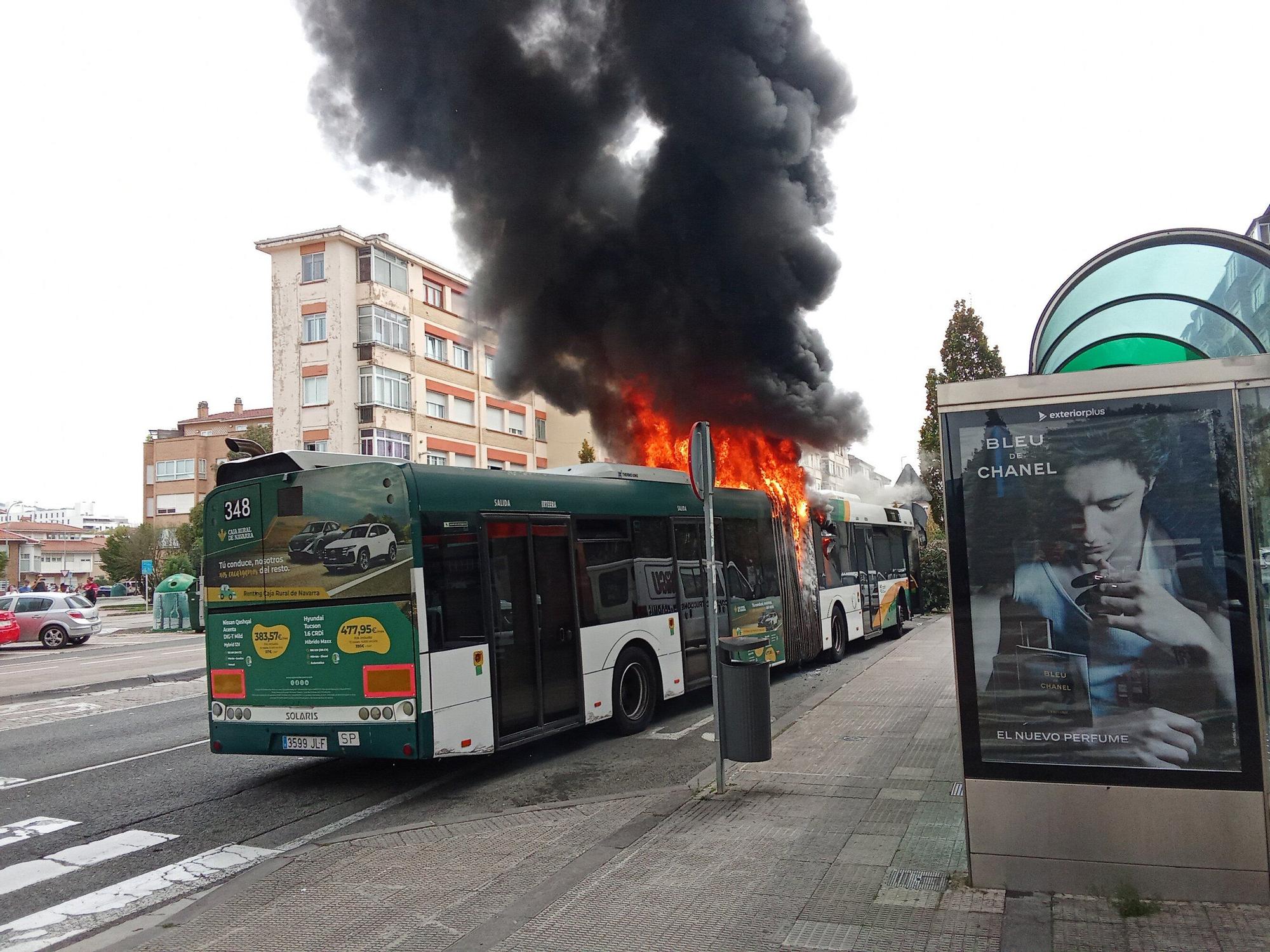 Fotos de la villavesa ardiendo en Berriozar