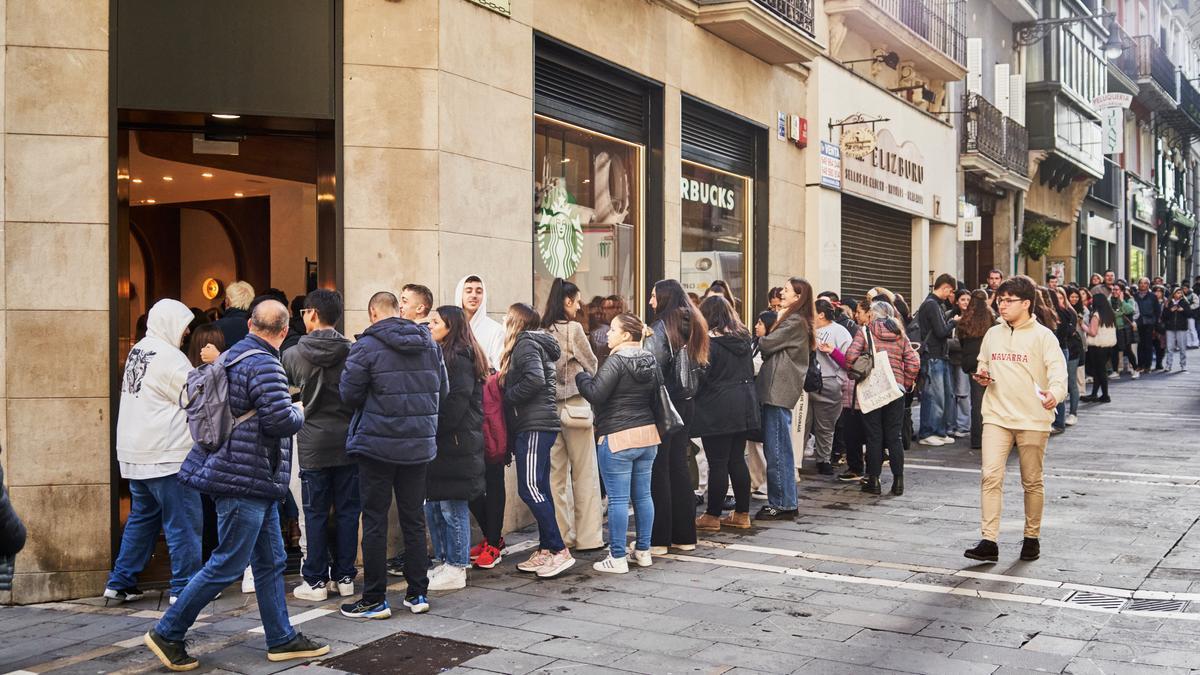 Gente haciendo cola para entrar al Starbucks de la calle Mercaderes de Pamplona.
