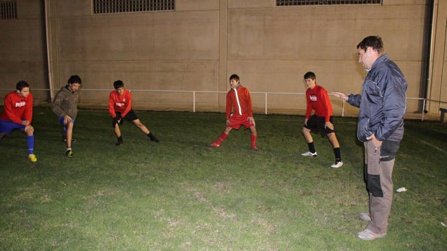 Daniel Zubieta da órdenes a los jugadores del juvenil del Muskaria durante un entrenamiento.