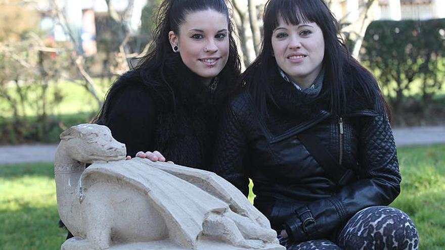 Itxaso Agea (i) y Leire Azanza (d), junto al dragón de ésta.