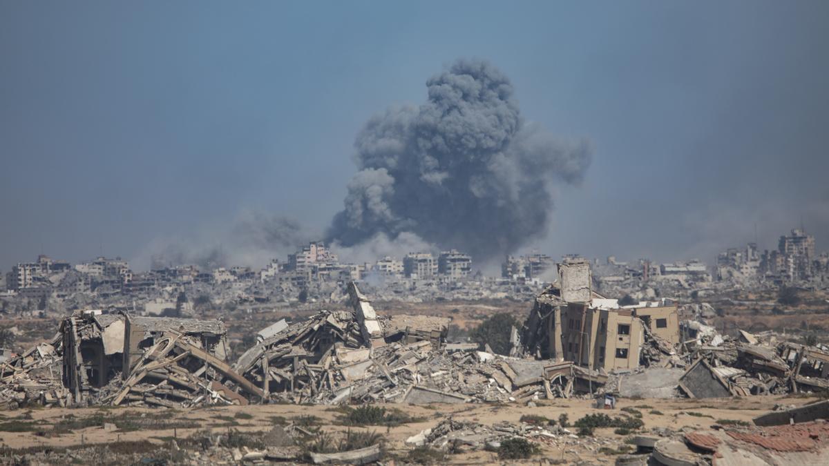 El humo se eleva sobre la ciudad de Gaza tras ataques aéreos israelíes