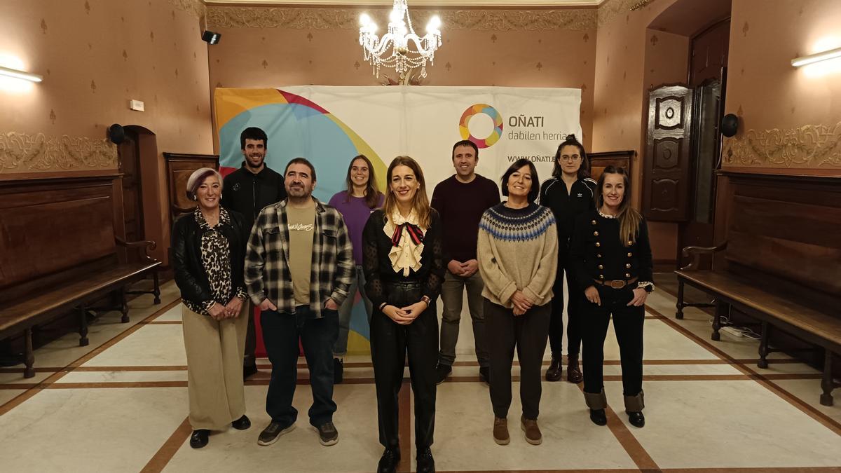 La alcaldesa, Izaro Elorza, juntos con las y los miembros de su equipo en la presentación de la propuesta presupuestaria.