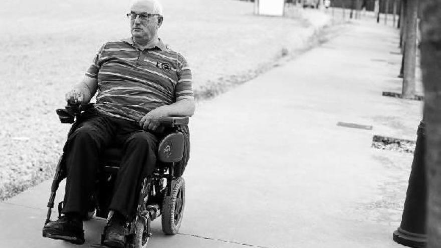 Tomás Catalán utiliza una silla de ruedas para desplazarse por Pamplona, hacer recados, comprar en el mercado o visitar a sus sobrinos.