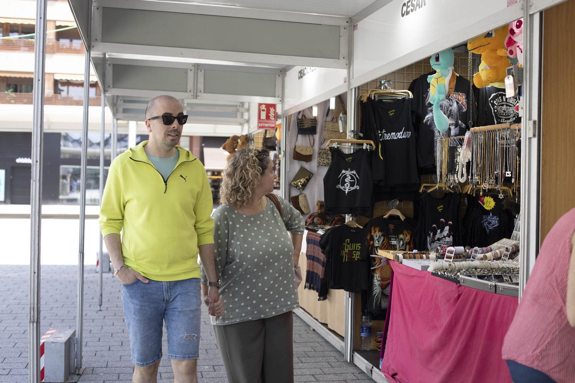 En imágenes: La plaza Santa Bárbara acoge la feria de La Blanca