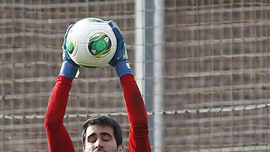 El Levante mira a Asier Riesgo