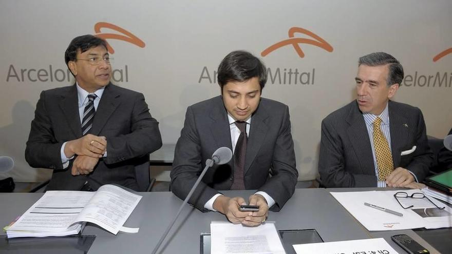 Lakshmi Mittal, presidente del Consejo, Aditya Mittal, director financiero, y Gonzalo Urquijo, directivo.