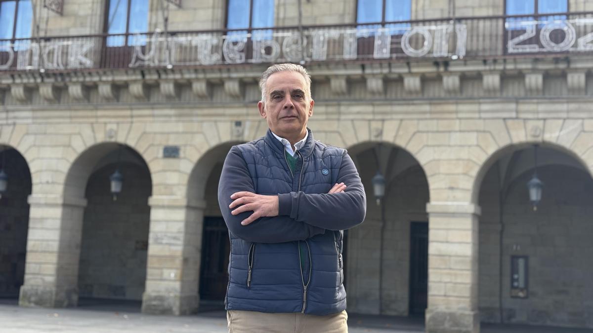 José Granado, esta semana ante la Casa Consistorial de su Irun natal.