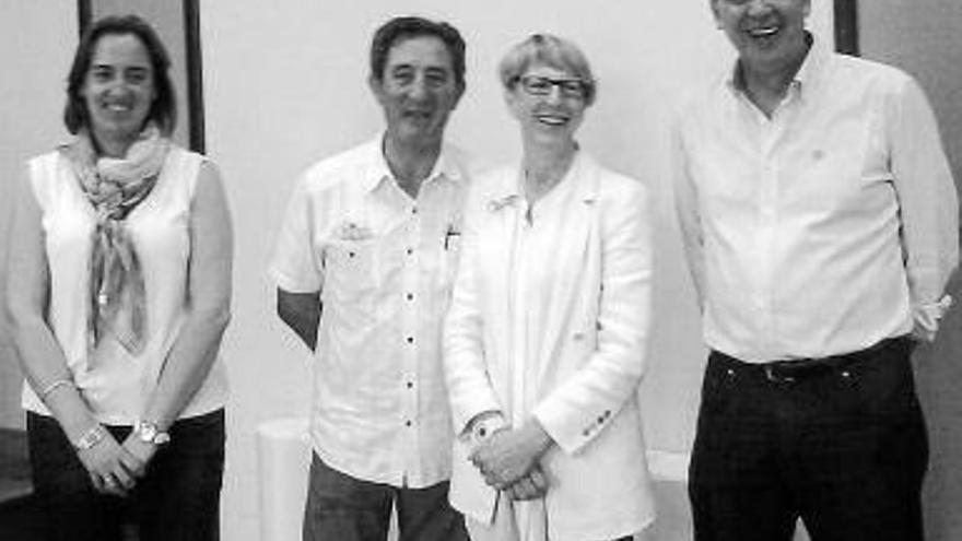 La alcaldesa Ochoa y sus compañeros de la Plataforma de Lerín.