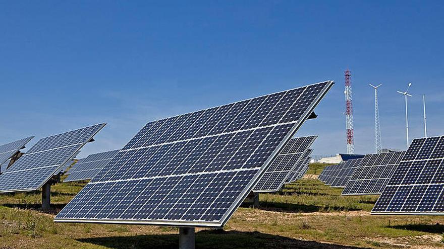 Placas solares funcionando en un día de pleno sol.