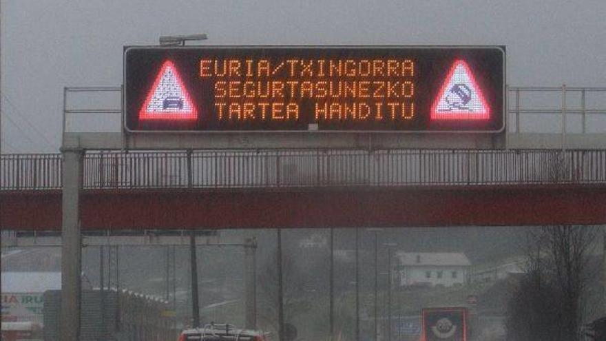 Una fuerte granizada sorprendió a los conductores a su paso por Villabona en la N-1.