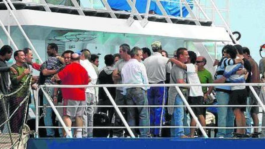 Los miembros de la tripulación del Alakrana se abrazan tras la liberación