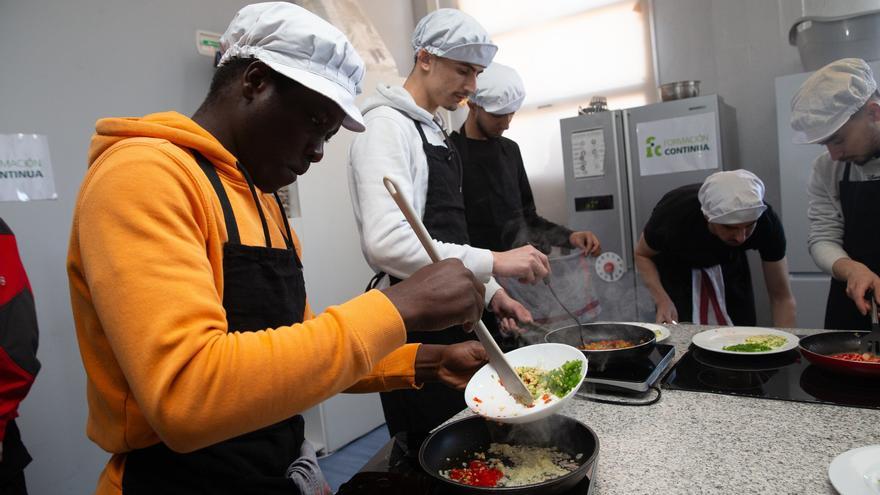 Qué pasaría en Navarra si no llegaran inmigrantes: menos empleo cubierto, menor crecimiento y dificultades para sostener sectores clave