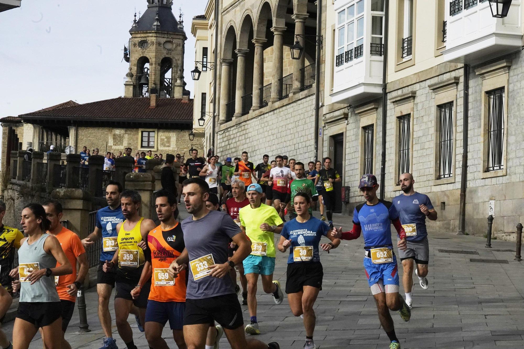 En imágenes: Miles de personas conquistan la Almendra de Gasteiz