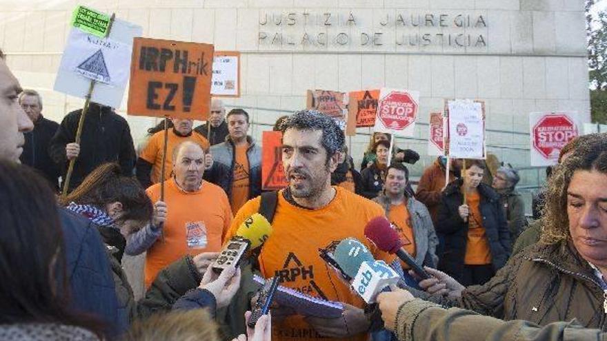 Concentración celebrada ayer frente a los juzgados de Donostia.