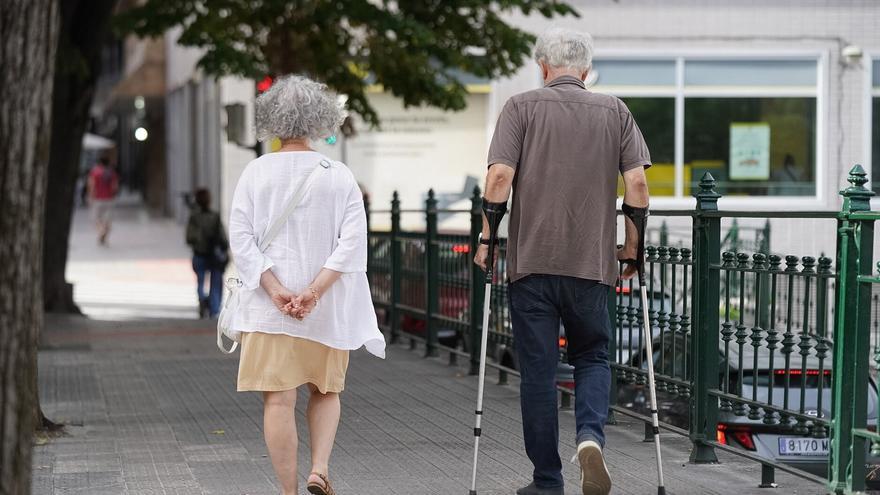 Las mujeres cobran un 30% menos de pensión que los hombres y se jubilan diez meses más tarde