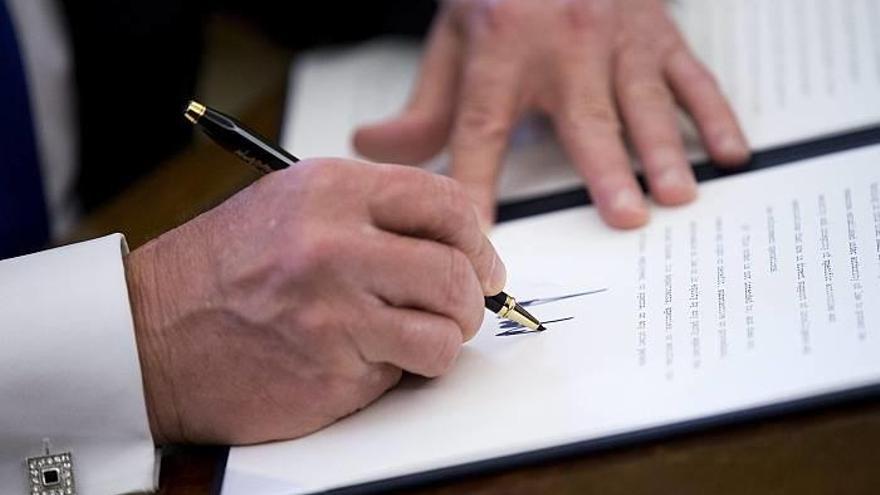 Trump lleva desde el viernes sin parar de firmar decretos y órdenes presidenciales