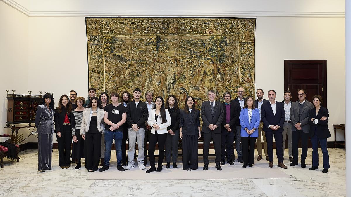 Expertos, reguladores, familias y adolescentes debatieron sobre la protección digital de los menores.